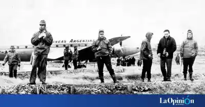18 jóvenes secuestraron un avión que volaba a Río Gallegos: lo que hicieron al aterrizar en Malvinas