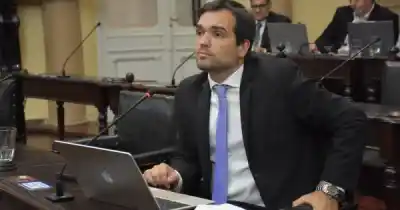 El acceso a Hipólito Yrigoyen a oscuras y los vecinos ya no saben qué más hacer