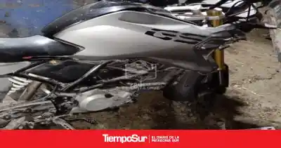 Allanaron una casa en Caleta Olivia y la moto que encontraron en el patio los dejó helados