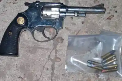 Fueron a reclamar una casa en Paraná y la Policía encontró algo que los complicó