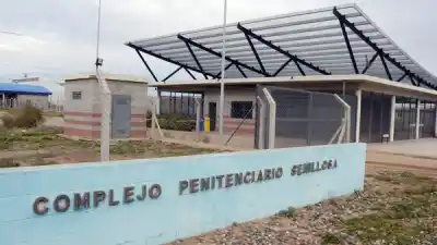 Docentes denunciaron abusos en la cárcel de Senillosa: un jefe clave quedó fuera de juego