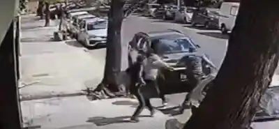 Belgrano: cinco motochorros lo arrastraron por la calle a plena luz del día y la secuencia terminó de la peor manera