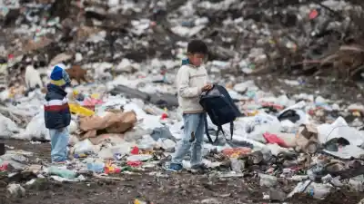 Milei ajustó 48 de 50 programas sociales: el número que expone a los chicos y jubilados