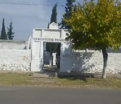 El sereno del cementerio de Valle Fértil llegó a trabajar y encontró algo raro en la puerta: lo que había adentro complicó a un policía