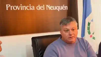 El Chocón: el barrio que espera agua y cloacas desde hace 33 años, a metros de la represa