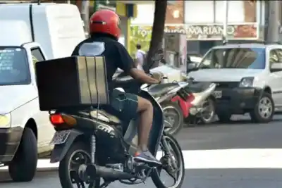 Citaba a motomandados en Concordia por un envío, pero al llegar les pedía algo antes de entregar el paquete