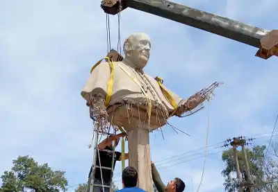 Sáenz Peña ya tiene a su Papa Francisco: la escultura que asoma sobre la Ruta 95