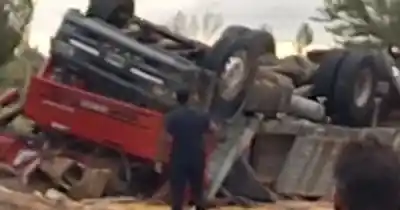 Un camión volcó tras un choque en San Martín: ¿qué provocó el accidente?