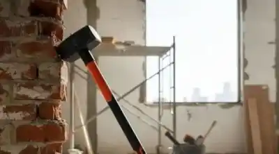 Saltó la reja, rompió todo con una maza y se metió en la casa del vecino: lo que hicieron después los dejó sin excusas