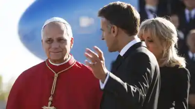 El papa llegó a Francia y las campanas de todo el país empezaron a sonar solas
