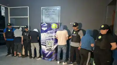 Mostraban armas y lanzaban amenazas en redes: nueve allanamientos y un final que nadie esperaba en Villa Carmela