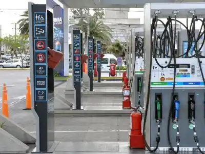 Cargar nafta no deja de golpear el bolsillo: séptimo mes en caída y el dato que nadie esperaba