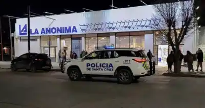 Un empleado municipal escondió algo entre sus prendas en un supermercado y terminó detenido