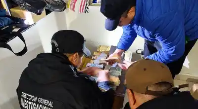 Citaron a dos hombres para cambiar dólares en Salta: lo que encontraron adentro los dejó en shock