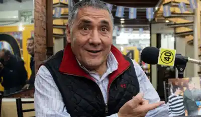 Salió de su casa por el corte de luz y se topó con cuatro delincuentes: le pegaron y se llevaron su camioneta nueva