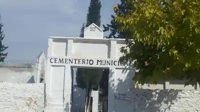 Velas negras, fotos y carne frente al cementerio: el hallazgo que tiene a Valle Fértil sin respuestas