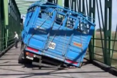El puente de madera que une un pueblo correntino cedió y el tránsito quedó cortado