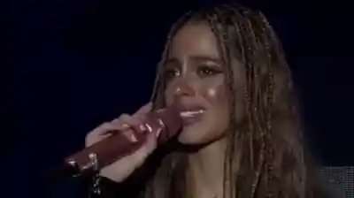 Con la voz quebrada, una artista rompió el silencio en pleno show: “Es algo muy delicado”