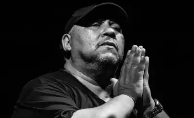 El bajista que tocó con Stevie Wonder llega al Chaco con un show que promete un detalle inesperado