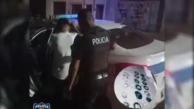 Salió del galpón con rollos y algo más escondido: no llegó lejos