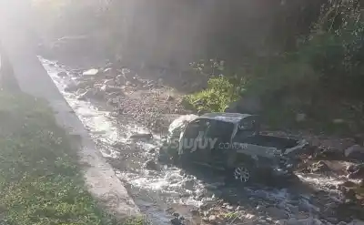 Se escaparon de un control en la ruta, volcaron en el río y lo que dejaron adentro lo dice todo