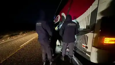 El viaje que terminó en la banquina: 28 pasajeros y un nene esperaron casi un día en pleno temporal