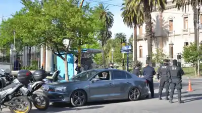 Cuatro jóvenes dieron la nota frente a Casa de Gobierno y la Policía no los dejó seguir