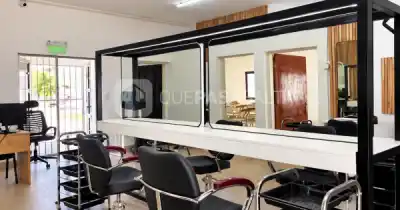 Abandonado y tomado por el consumo: el edificio que la Muni convirtió en fábrica de barberos