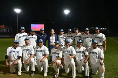 Frigerio bajó al campo y se sacó una foto con la Selección de sóftbol, pero lo que se viene es otra cosa