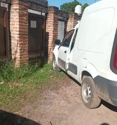 Iba a guardar el auto en su garaje, pero terminó estrellado contra la casa de al lado