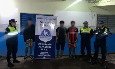 Tres jóvenes fueron arrastrados por la crecida de un río mientras pescaban: así lograron sobrevivir