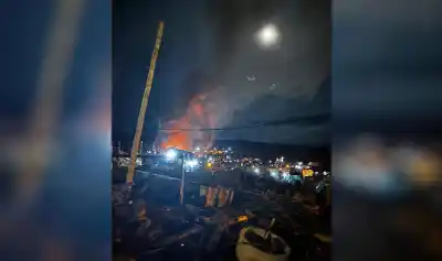 El fuego arrasó dos casas en Barrio Escondido y una familia terminó en el hospital