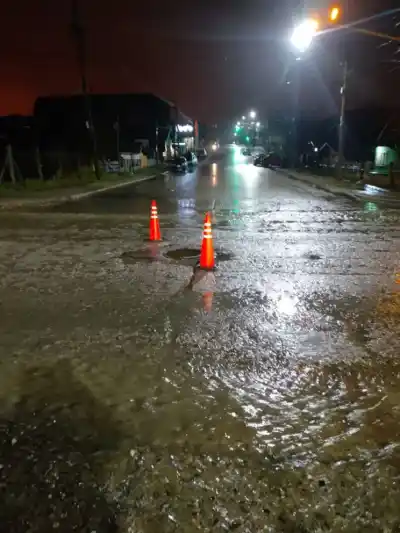 Vecinos con el agua hasta la puerta: quién salió a responder en plena tormenta