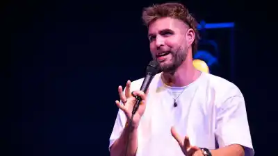 Juampi González vuelve a Jujuy con un show que incomoda a los que ya rozan los 40