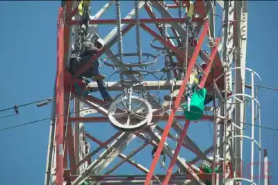 Meten mano en los cables que cruzan el río Paraná: la navegación sigue abierta