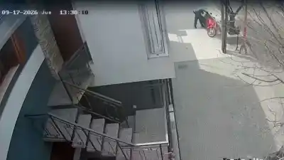 Quedó filmado: el descuido de una moto en pleno barrio Belgrano que terminó en un robo