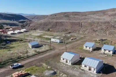 Fondos nacionales que nunca llegaron: la jugada de Neuquén para terminar las casas de Los Miches