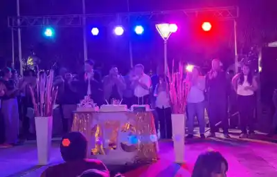 Suncho Corral sopló 173 velitas: la vigilia que unió a generaciones y sorprendió a todos