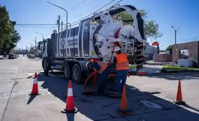El camión que cambia el trabajo cloacal en Rawson: dónde está operando y qué encontraron