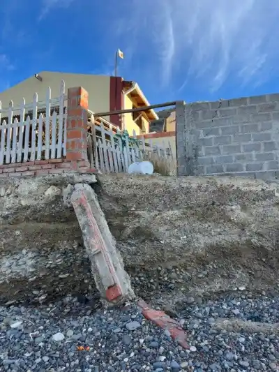 El mar se comió su calle y ahora el Municipio le ordena demoler la casa