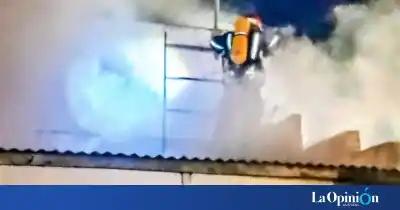 El fuego trepó al techo de una verdulería en Puerto Santa Cruz: lo que encontraron los bomberos adentro