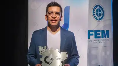 Se fue a vivir a Estados Unidos, tomó una decisión que muchos le discutieron y ahora lo premian en todo el país