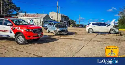 Chocaron en pleno centro de Puerto Deseado: lo que hicieron los bomberos adentro de los autos