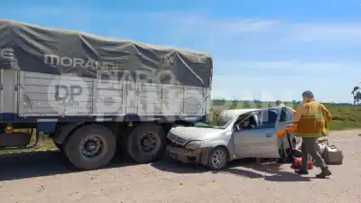 El camionero sintió un golpe atrás, bajó y encontró algo incrustado en el acoplado