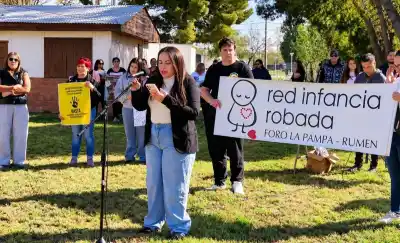 Una beba de cuatro meses sigue internada y el pueblo marchó frente a la Fiscalía: qué reclaman