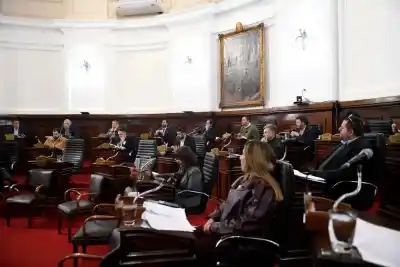Concejo de La Plata: el debate por Uber, DiDi y Cabify se metió en un proyecto de taxis híbridos