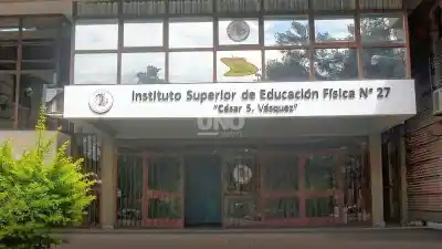 Se escondió en la biblioteca del ISEF N° 27, pero no contaba con lo que había afuera