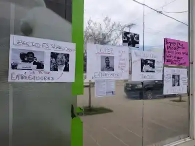 Los docentes coparon la puerta del Ipross en Roca: lo que pegaron en los vidrios apunta directo a los legisladores
