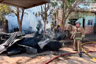 Incendio en Concordia: el fuego consumió una casa de madera y un joven terminó internado