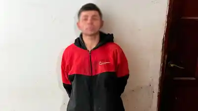 Vecinos lo vieron merodear con una campera roja y negra: lo que llevaba encima lo complicó todo